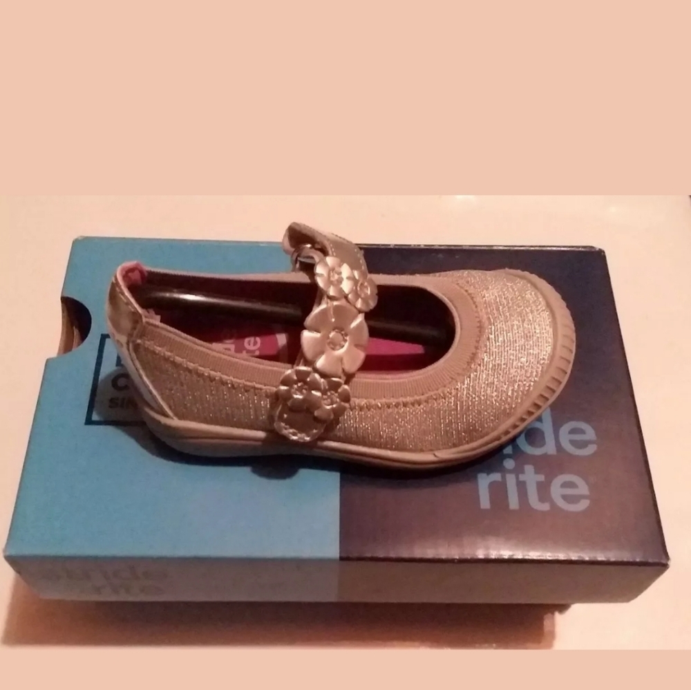 🦄NEW🦄 In Box Stride Rite size 4 silver shoes